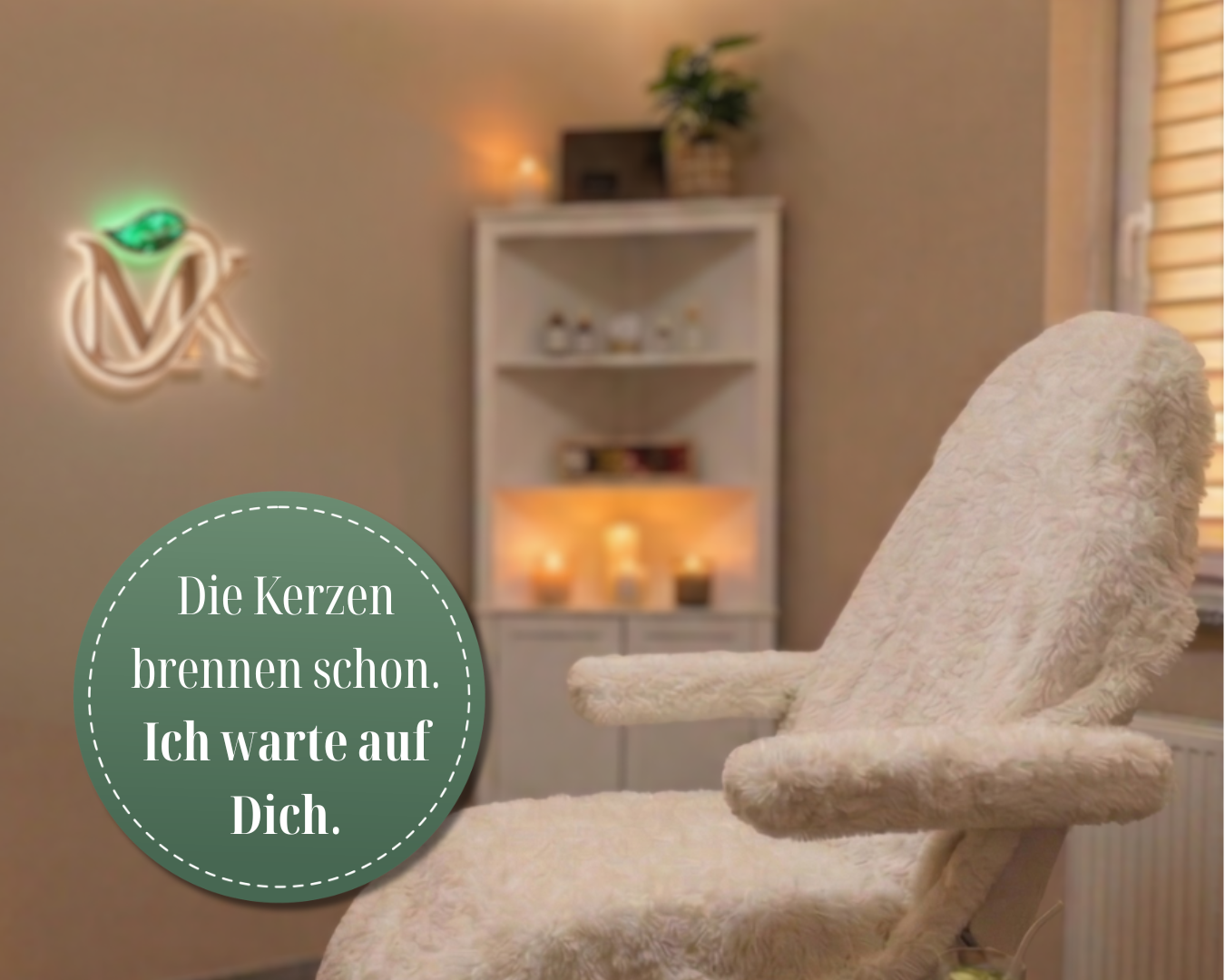 MK Kosmetik Studio mit Behandlungsliege und Kerzen-Atmosphäre