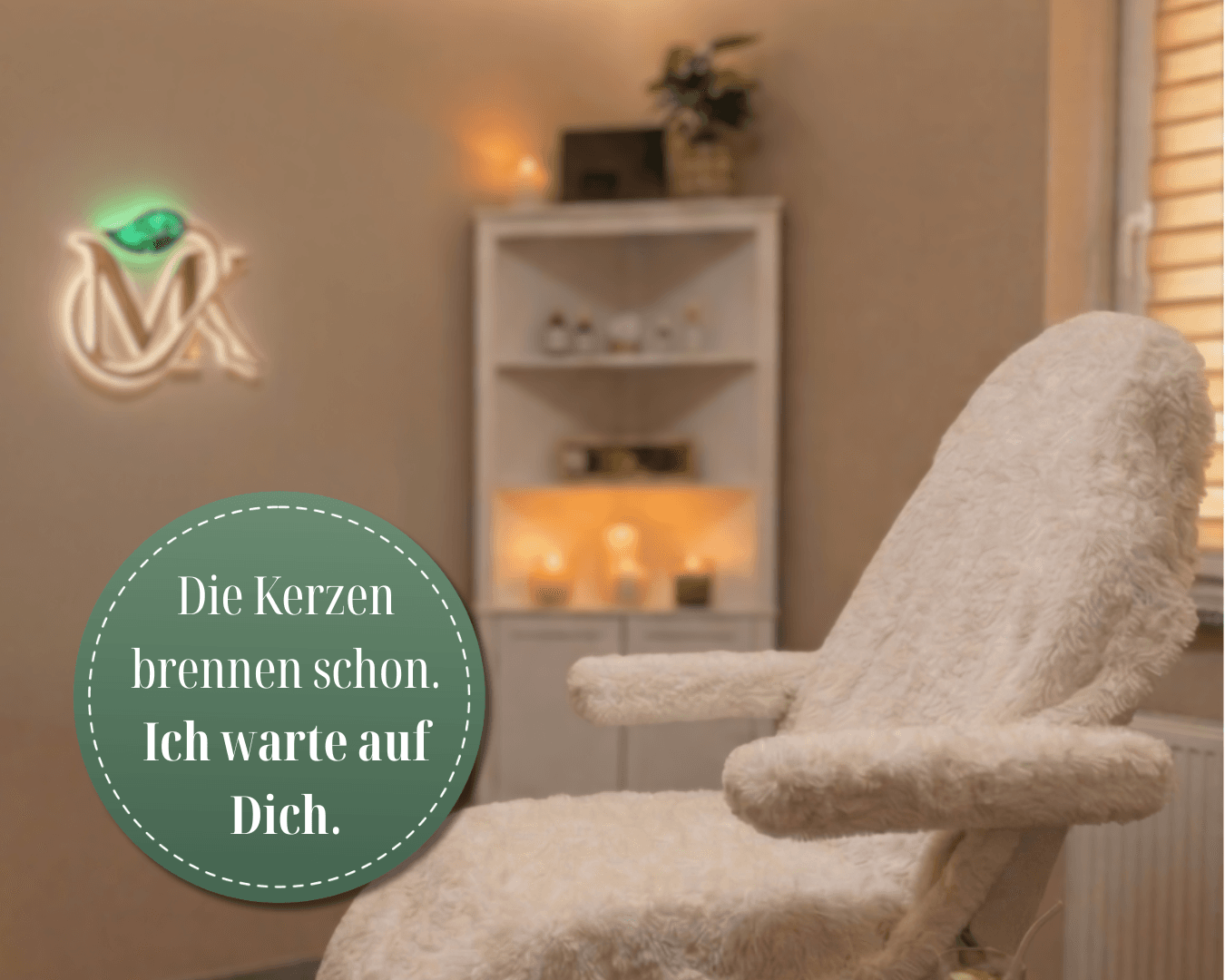 MK Kosmetik Studio mit Behandlungsliege und Kerzen-Atmosphäre